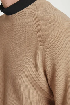 Online COS PRĄŻKOWANY SWETER Z BAWEŁNY – REGULAR FIT Beżowy