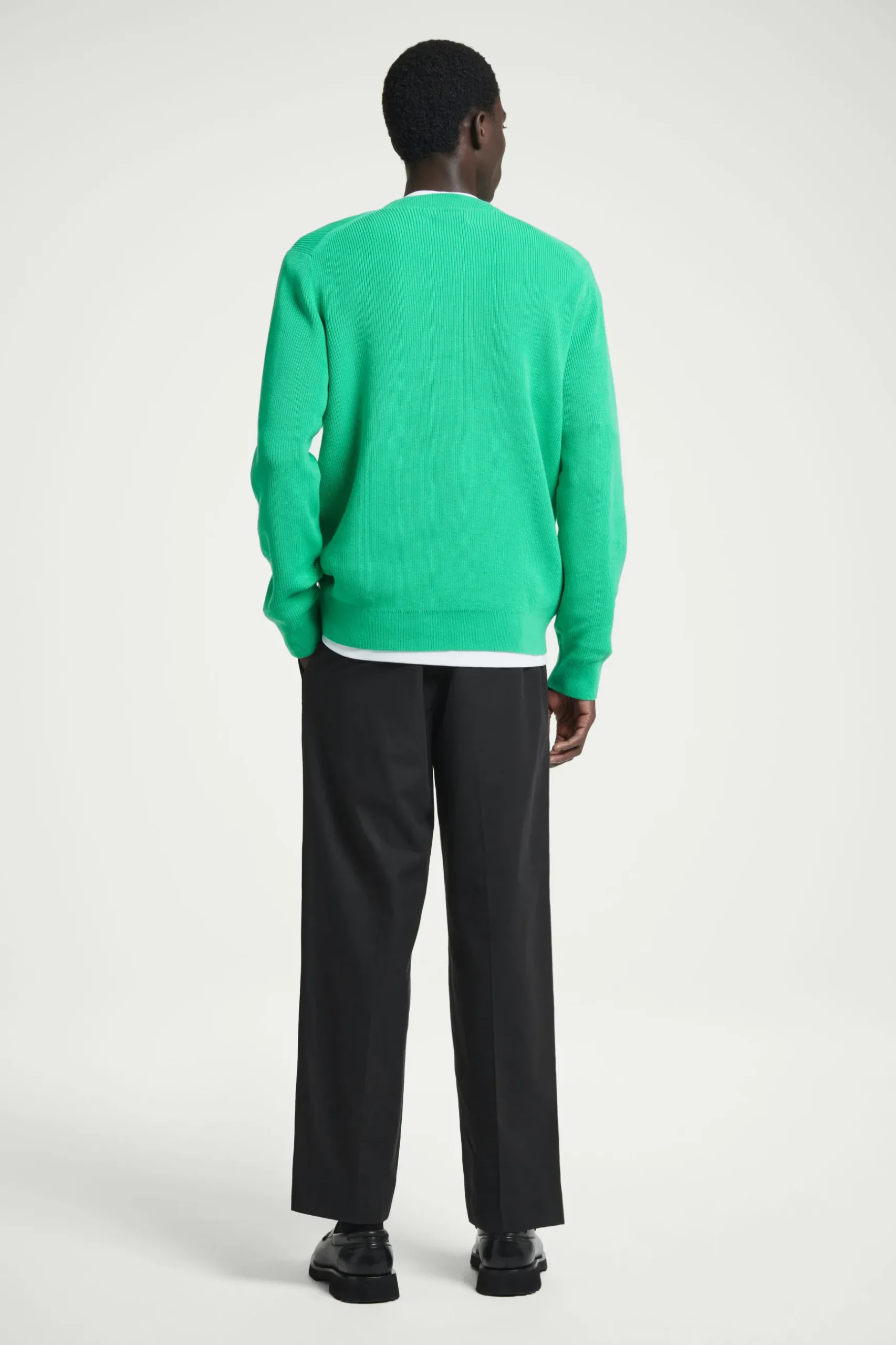Clearance COS PRĄŻKOWANY SWETER Z BAWEŁNY – REGULAR FIT Jaskrawozielony