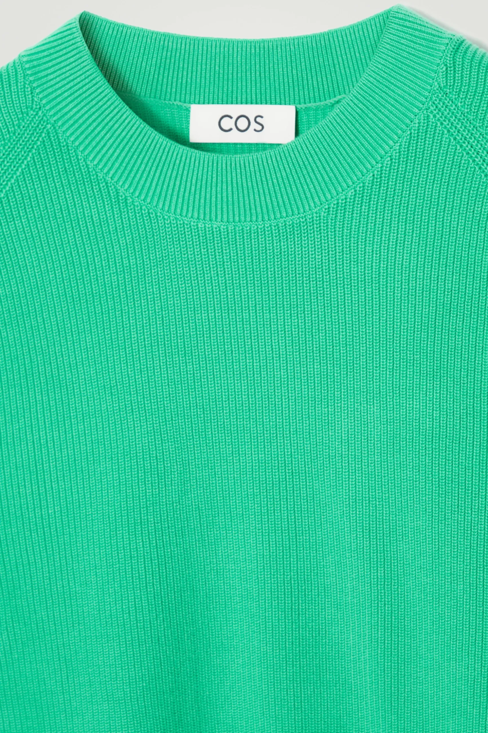 Clearance COS PRĄŻKOWANY SWETER Z BAWEŁNY – REGULAR FIT Jaskrawozielony