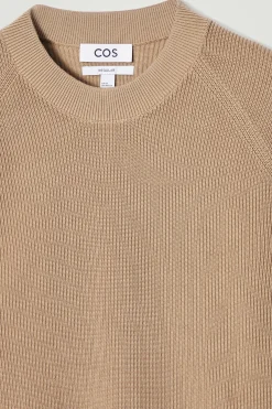 Online COS PRĄŻKOWANY SWETER Z BAWEŁNY – REGULAR FIT Beżowy