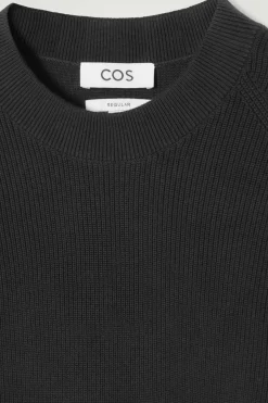 Online COS PRĄŻKOWANY SWETER Z BAWEŁNY – REGULAR FIT Czarny