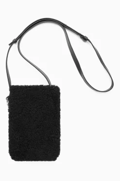 Best COS SASZETKA TYPU CROSSBODY Z KOŻUSZKA Czarny