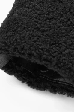 Best COS SASZETKA TYPU CROSSBODY Z KOŻUSZKA Czarny