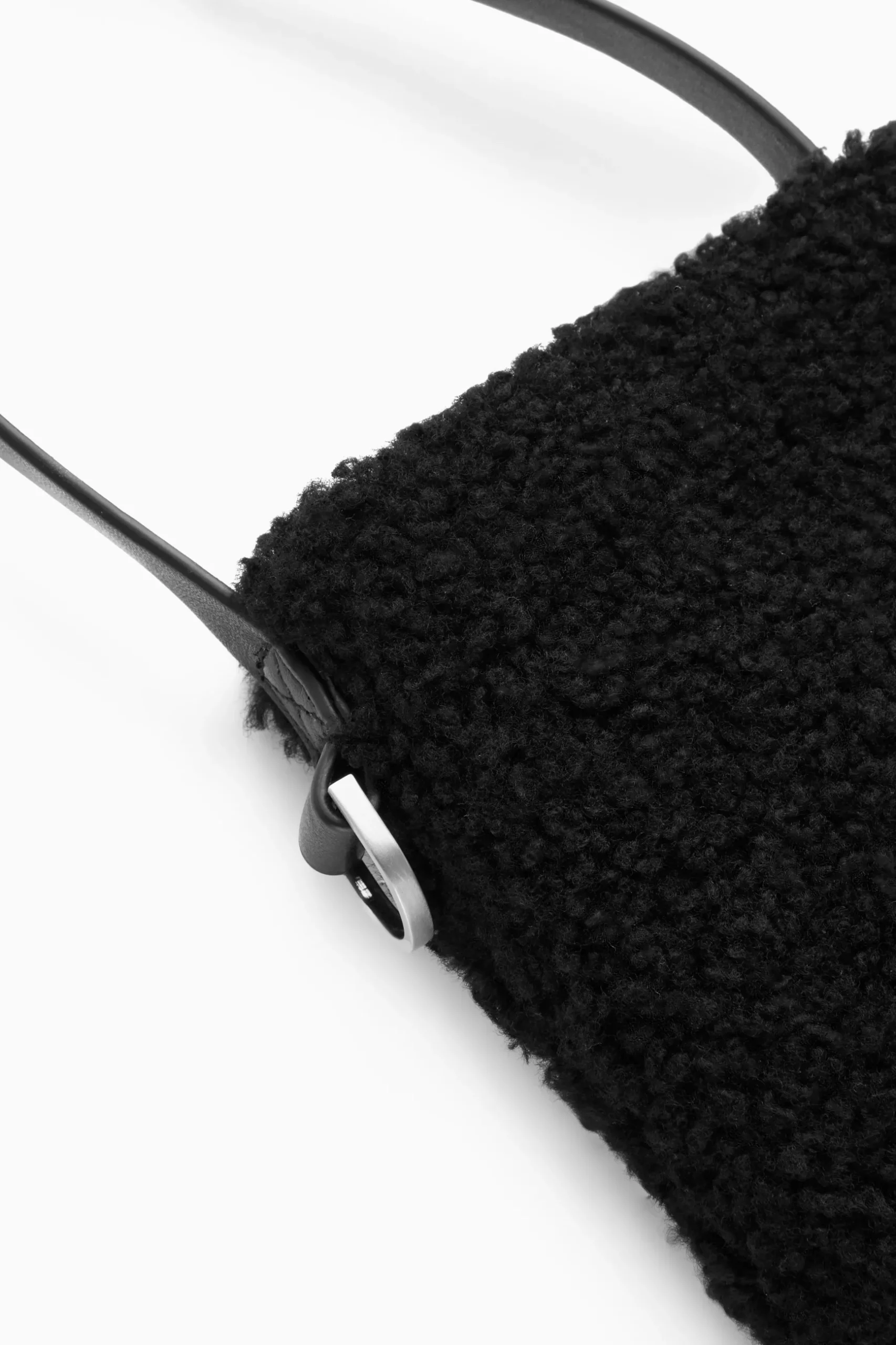 Best COS SASZETKA TYPU CROSSBODY Z KOŻUSZKA Czarny