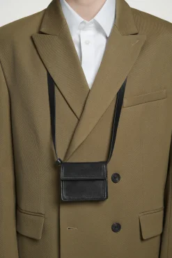 Outlet COS SKÓRZANA SASZETKA TYPU CROSSBODY Czarny