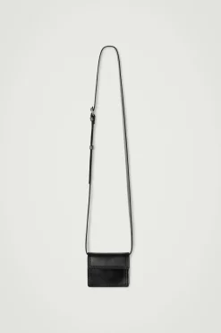 Outlet COS SKÓRZANA SASZETKA TYPU CROSSBODY Czarny