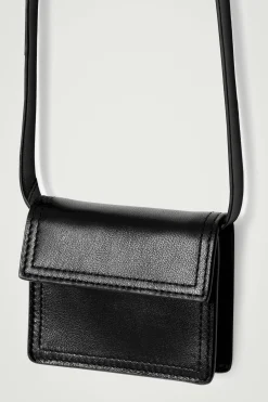 Outlet COS SKÓRZANA SASZETKA TYPU CROSSBODY Czarny