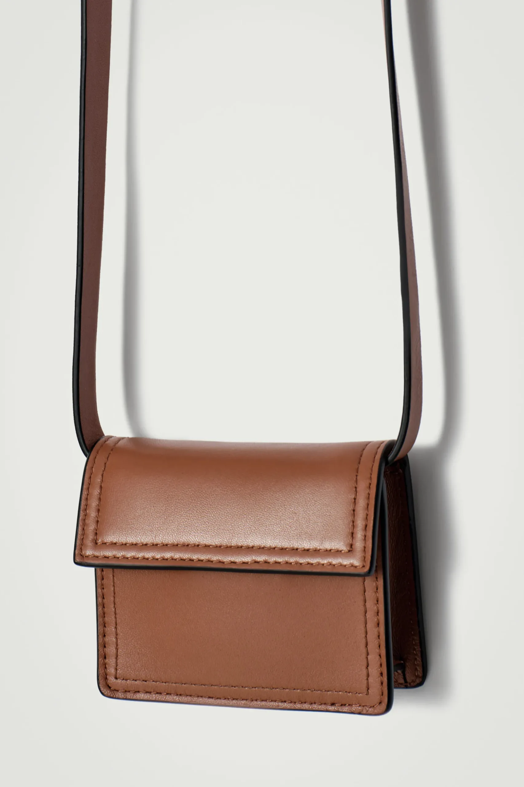 Discount COS SKÓRZANA SASZETKA TYPU CROSSBODY Brązowy