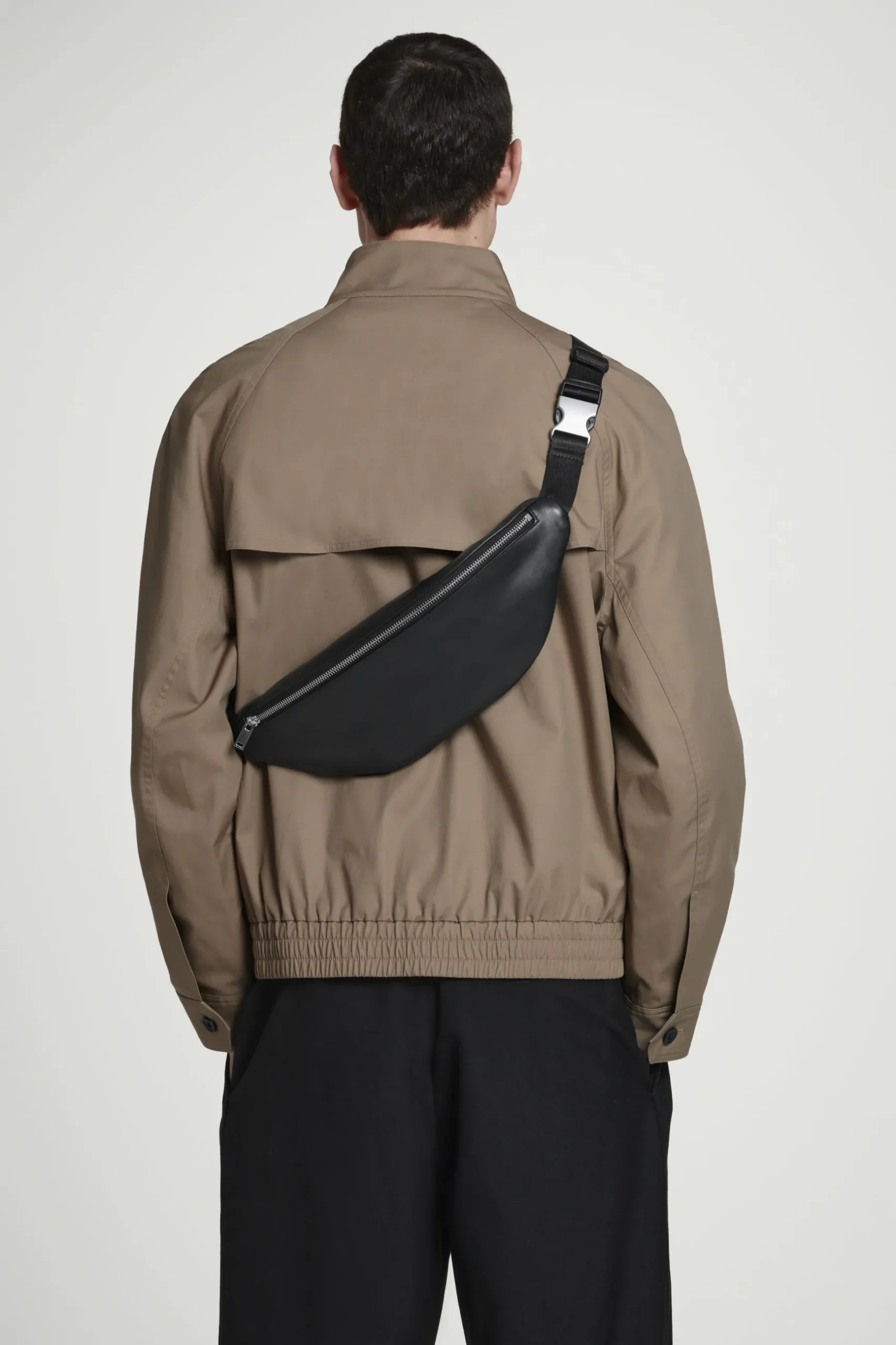 Best COS SKÓRZANA TORBA SLOUCHY TYPU CROSSBODY Czarny