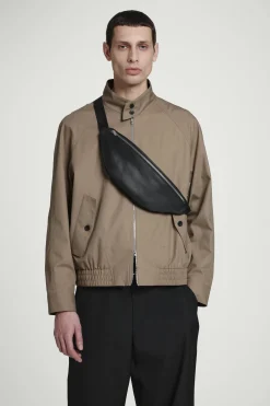 Best COS SKÓRZANA TORBA SLOUCHY TYPU CROSSBODY Czarny