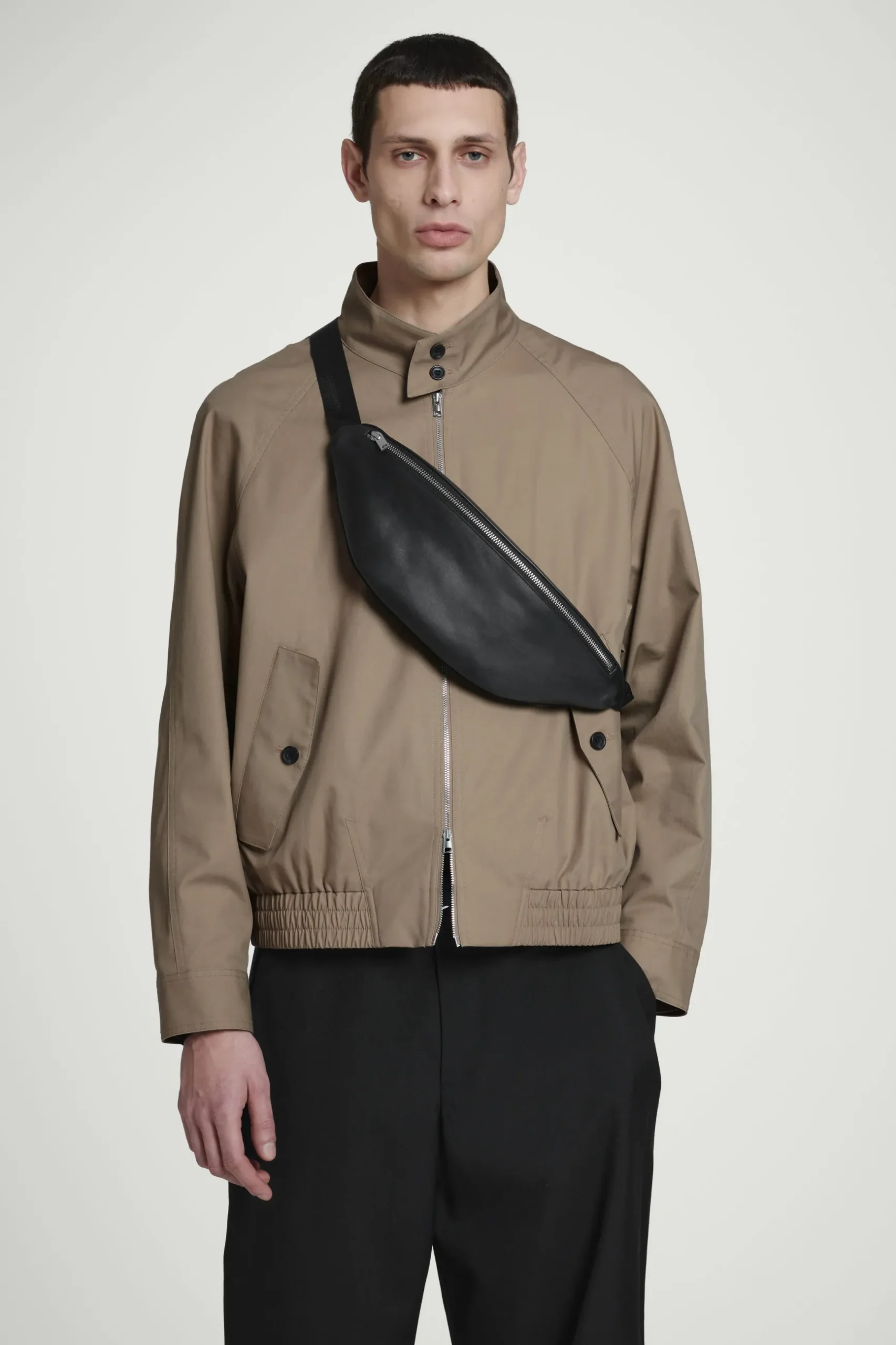 Best COS SKÓRZANA TORBA SLOUCHY TYPU CROSSBODY Czarny