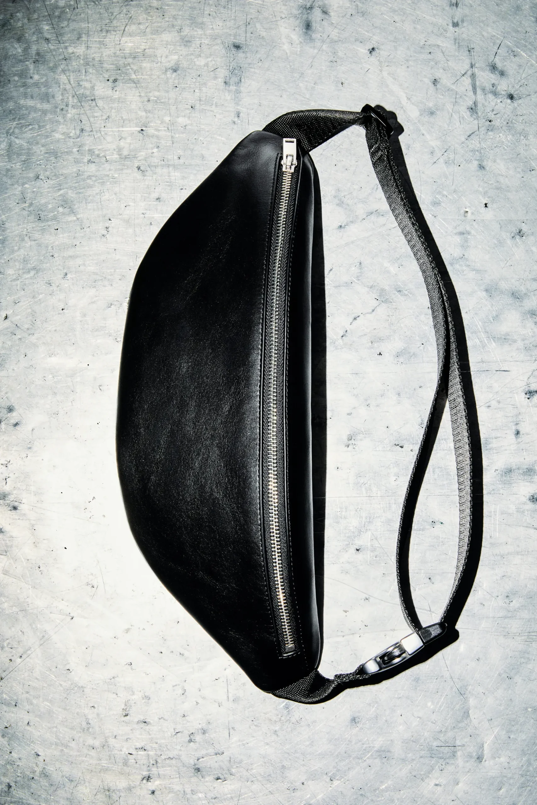 Best COS SKÓRZANA TORBA SLOUCHY TYPU CROSSBODY Czarny