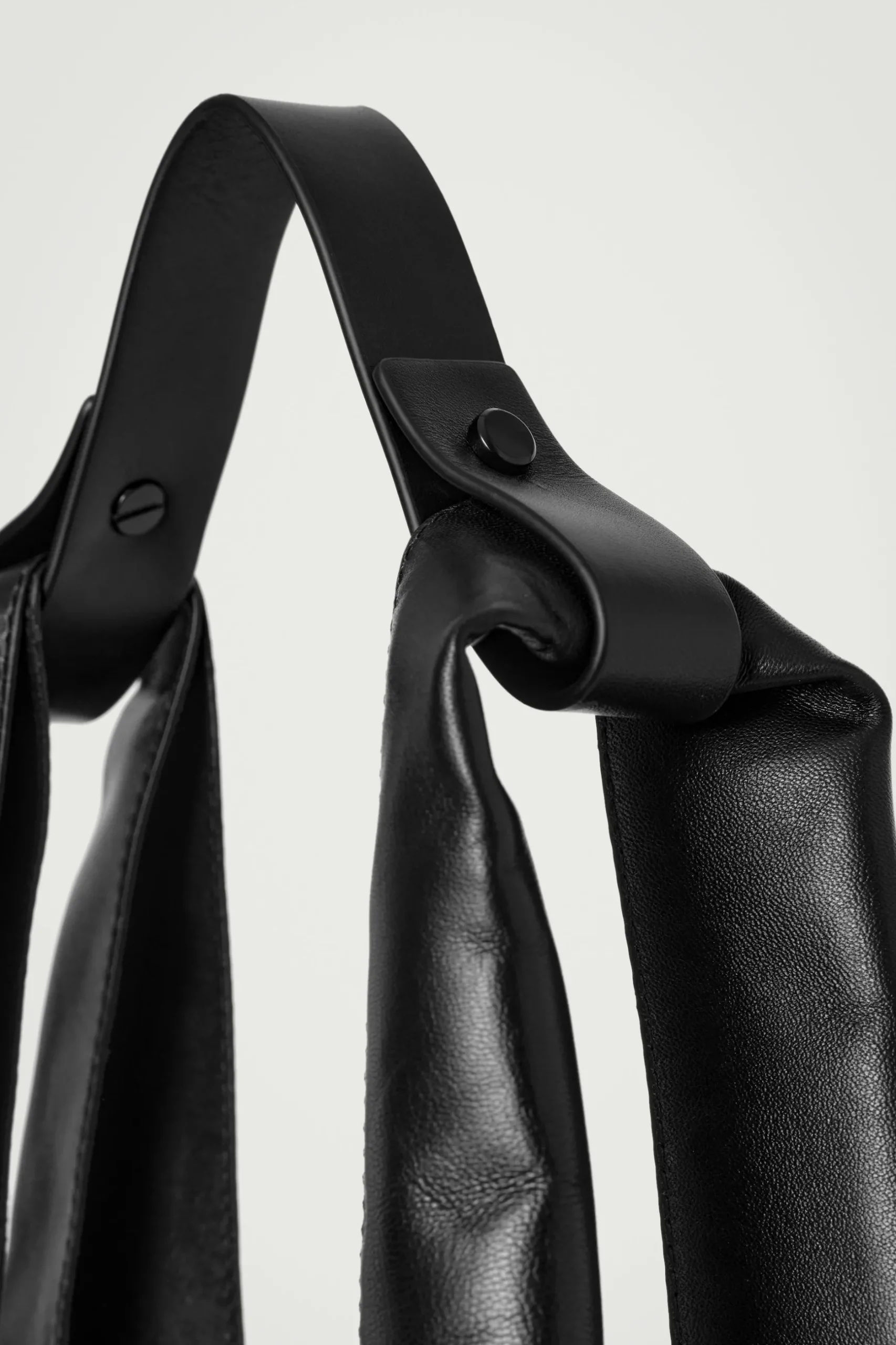 Fashion COS SKÓRZANA TORBA TYPU TOTE Czarny