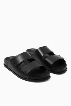 Discount COS SKÓRZANE KLAPKI Z SZEROKIM ZAPIĘCIEM NA RZEP Czarny