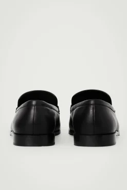 Best COS SKÓRZANE LOAFERSY Z MARSZCZENIEM Czarny