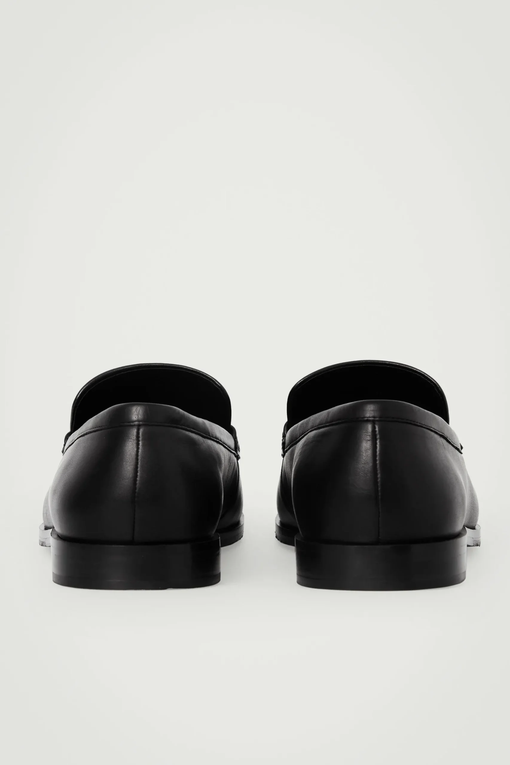 Best COS SKÓRZANE LOAFERSY Z MARSZCZENIEM Czarny