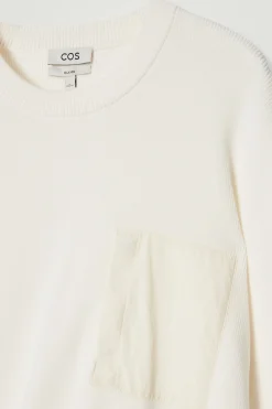 Sale COS SPADOCHRONOWY SWETER Z PRĄŻKOWANEJ DZIANINY Złamanybiały