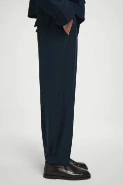 Sale COS SPODNIE CHINO Z NOGAWKAMI TYPU BARREL Granatowy