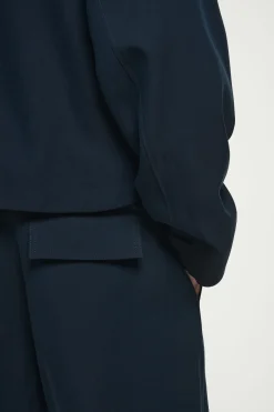 Sale COS SPODNIE CHINO Z NOGAWKAMI TYPU BARREL Granatowy