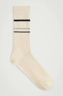 Online COS STRIPED RIBBED COTTON SOCKS Biały
