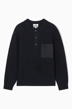 Sale COS SWETER HENLEY Z WAFLOWEJ DZIANINY Granatowy