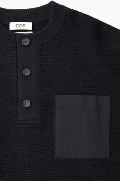 Sale COS SWETER HENLEY Z WAFLOWEJ DZIANINY Granatowy