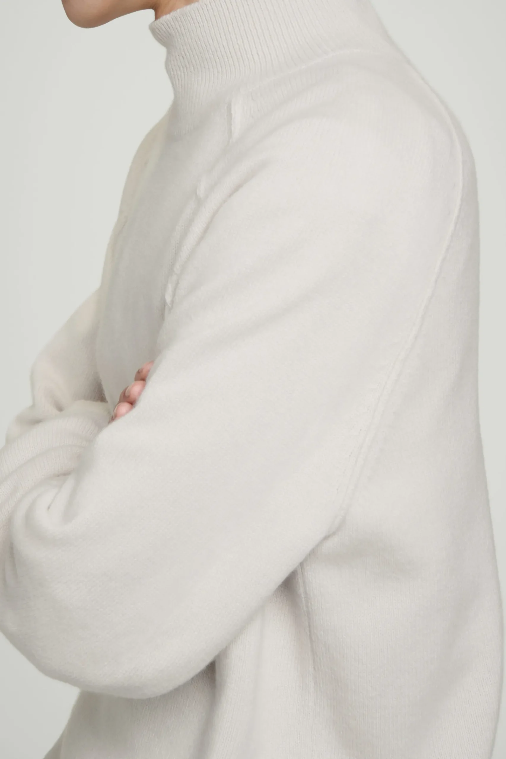 Discount COS SWETER Z CZYSTEGO KASZMIRU Z WYSOKIM KOŁNIERZEM Kośćsłoniowa
