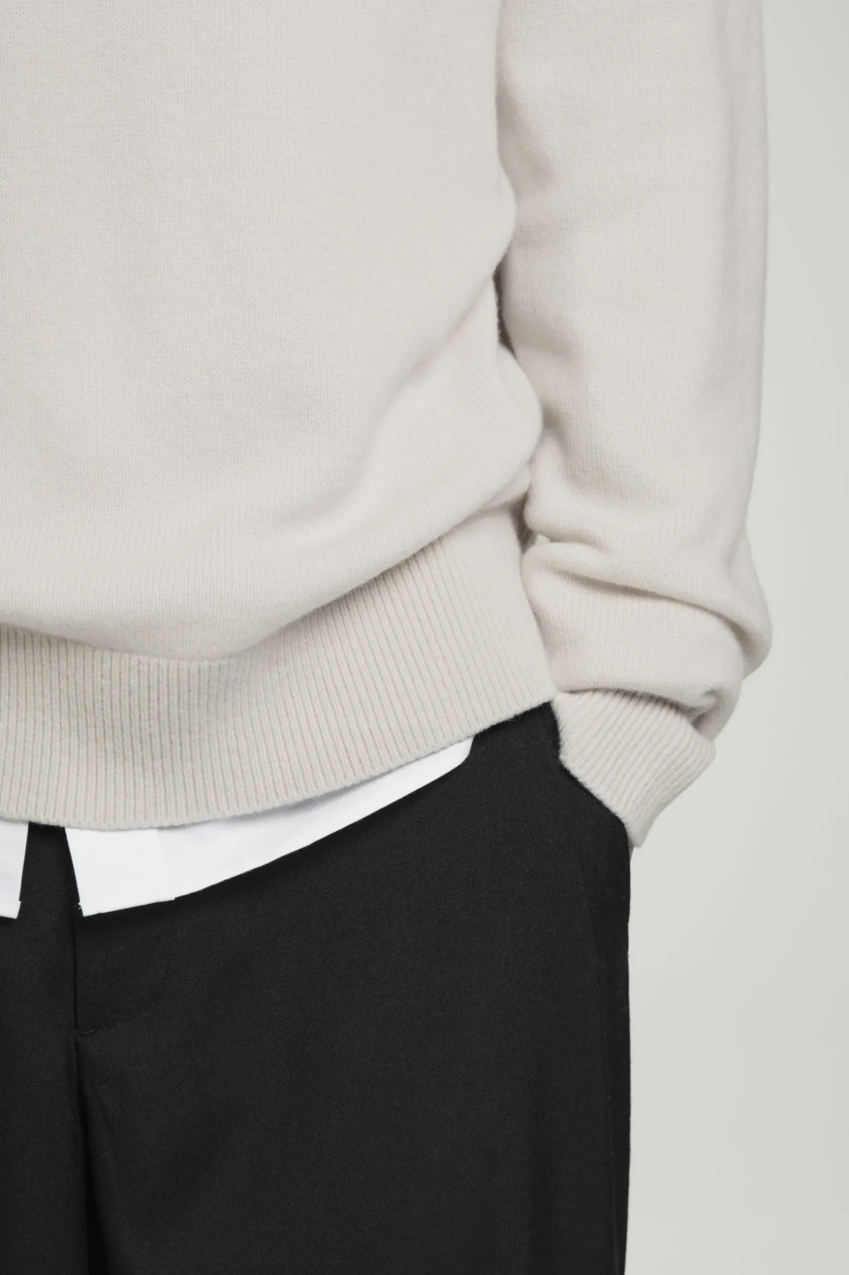 Discount COS SWETER Z CZYSTEGO KASZMIRU Z WYSOKIM KOŁNIERZEM Kośćsłoniowa