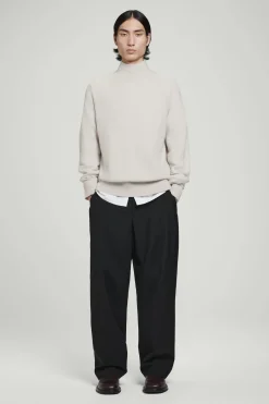 Discount COS SWETER Z CZYSTEGO KASZMIRU Z WYSOKIM KOŁNIERZEM Kośćsłoniowa