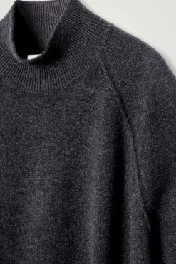 Outlet COS SWETER Z CZYSTEGO KASZMIRU Z WYSOKIM KOŁNIERZEM Ciemnoszary