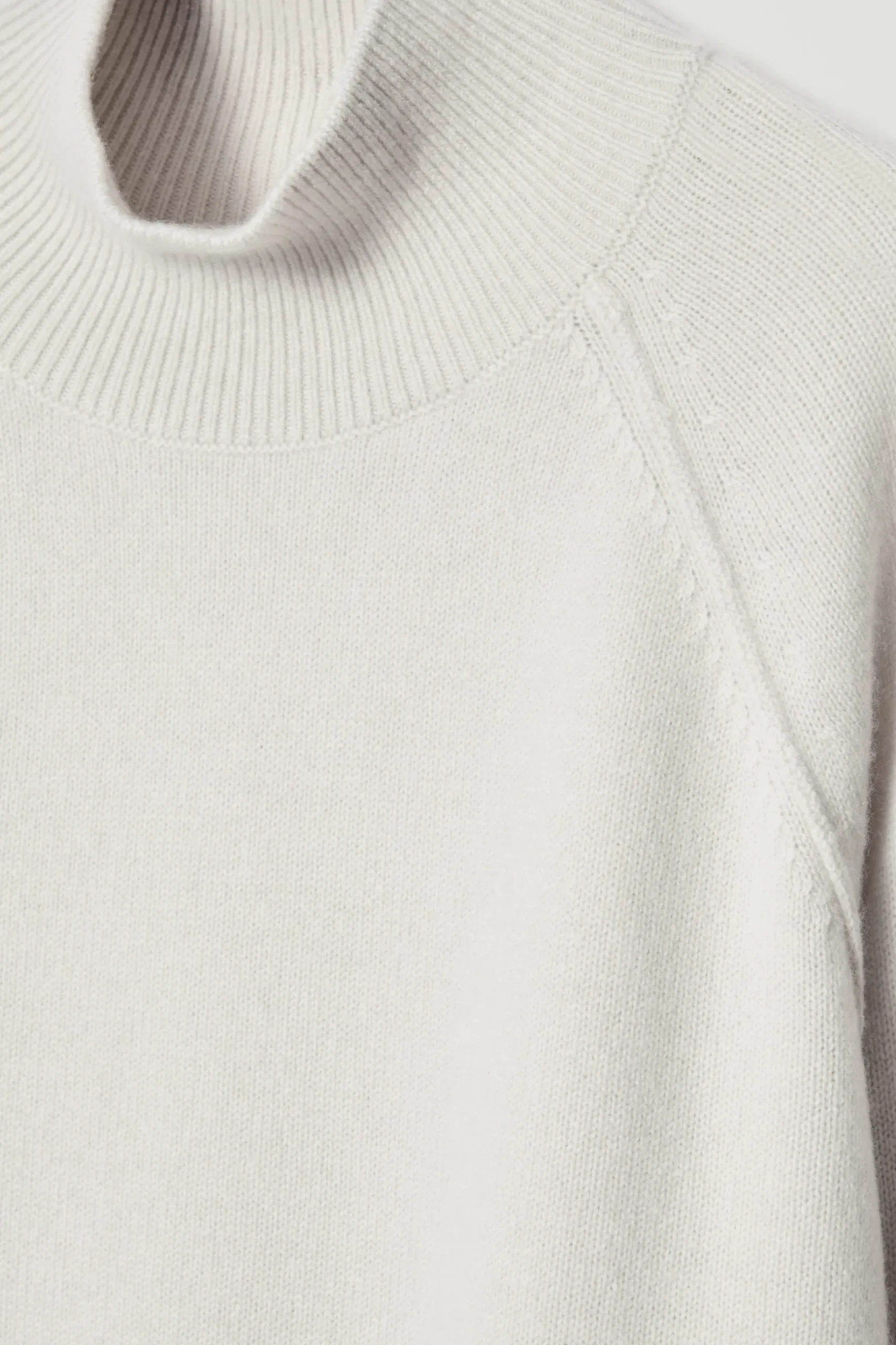 Discount COS SWETER Z CZYSTEGO KASZMIRU Z WYSOKIM KOŁNIERZEM Kośćsłoniowa