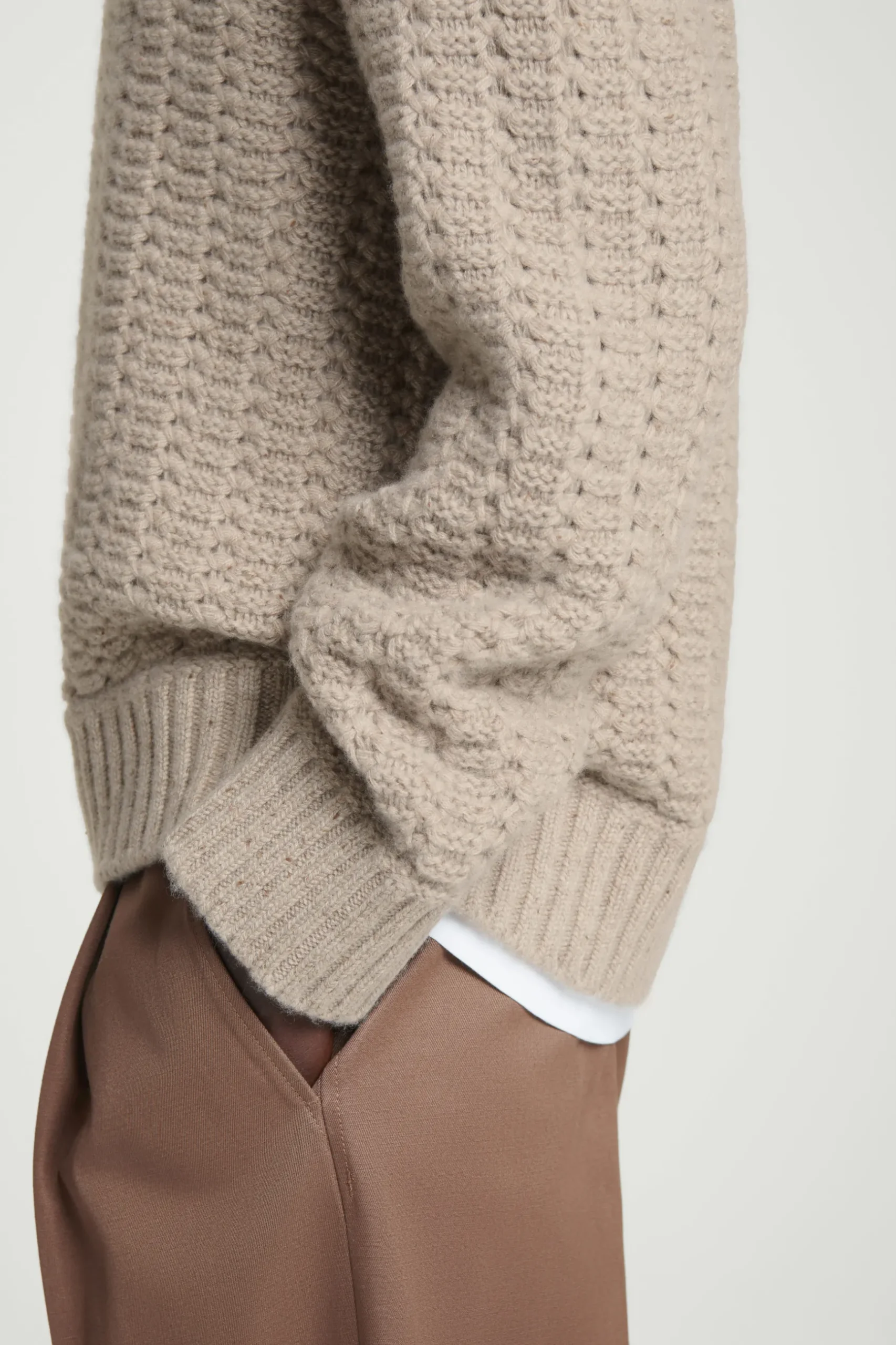 Fashion COS SWETER Z DZIANINY Z KASZMIRU – RELAXED FIT Brązowoszary