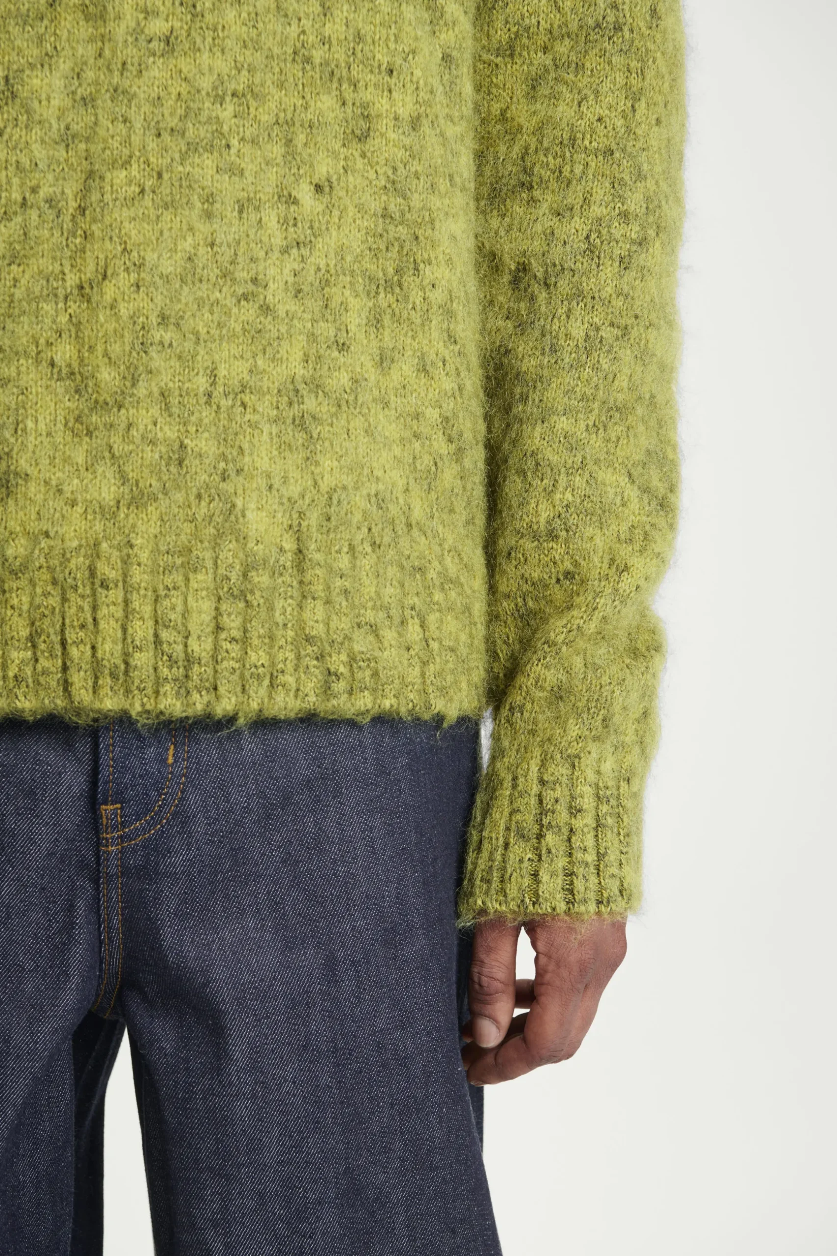 Best COS SWETER Z FARBOWANEJ MIESZANKI Z MOHEREM I WEŁNĄ Zielony
