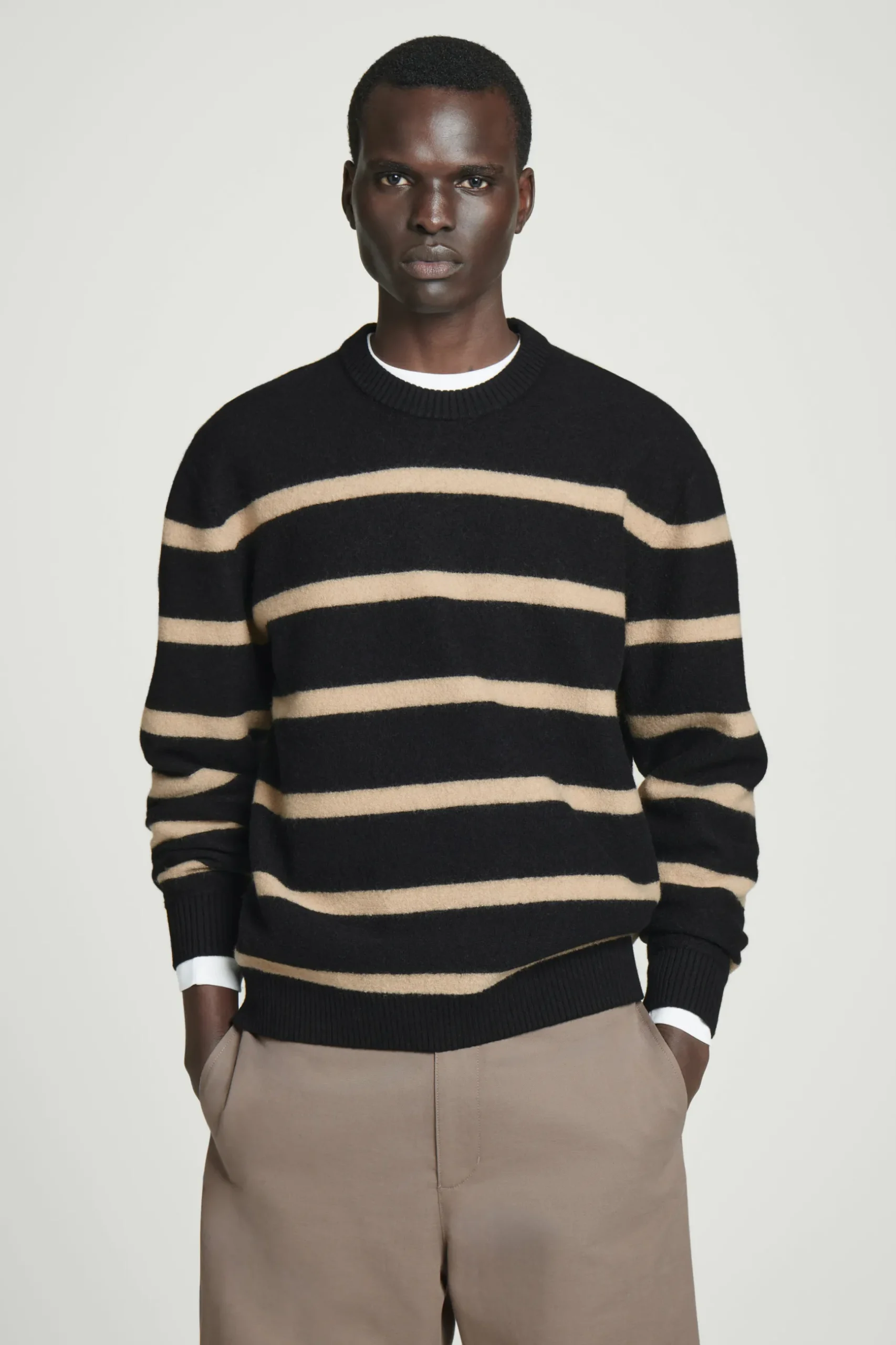 New COS SWETER Z GOTOWANEJ WEŁNY Z WYCIĘCIEM POD SZYJĄ
