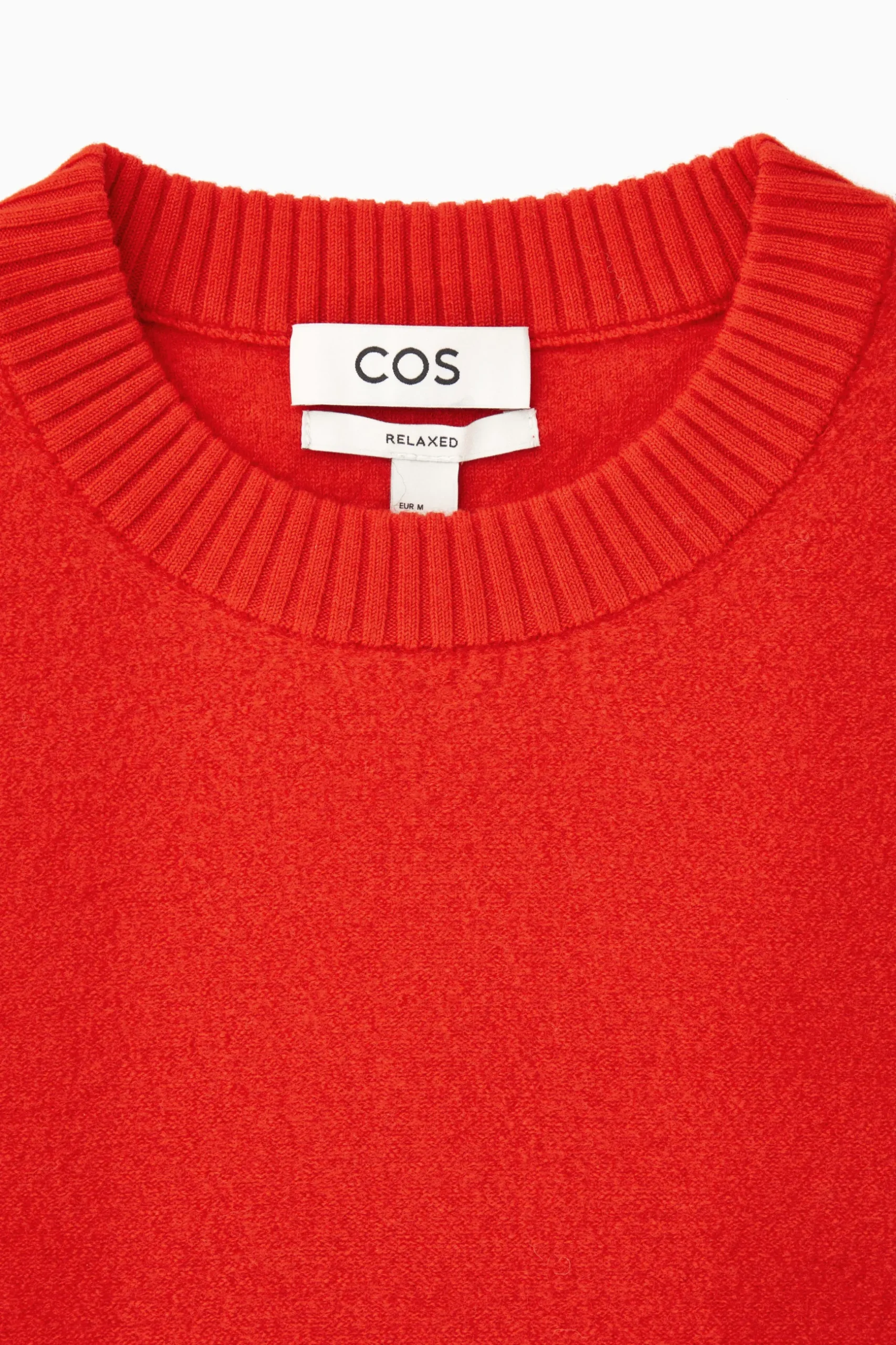 Clearance COS SWETER Z GOTOWANEJ WEŁNY Z WYCIĘCIEM POD SZYJĄ Jaskrawopomarańczowy