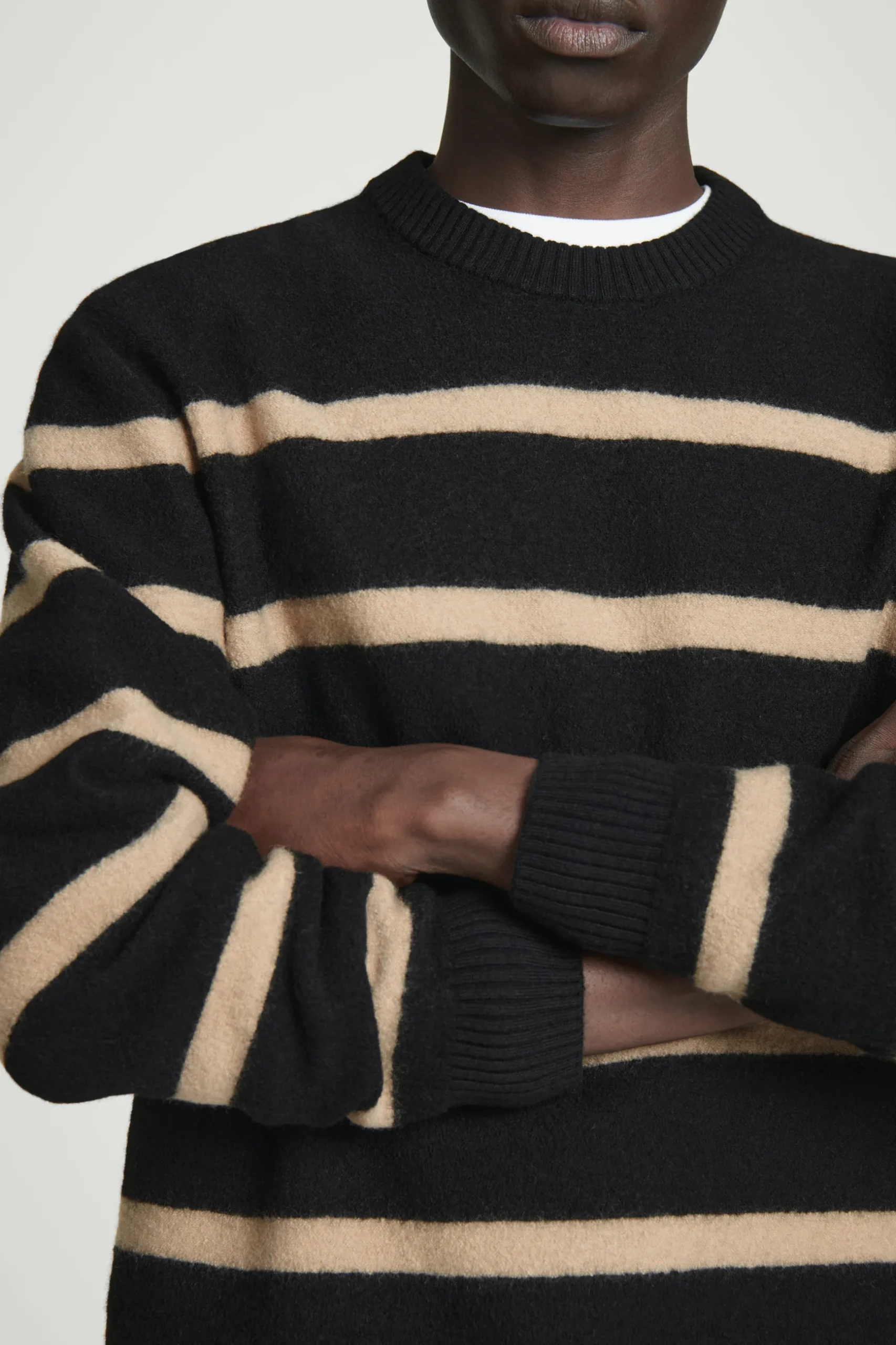 New COS SWETER Z GOTOWANEJ WEŁNY Z WYCIĘCIEM POD SZYJĄ