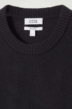 Fashion COS SWETER Z GOTOWANEJ WEŁNY Z WYCIĘCIEM POD SZYJĄ Czarny