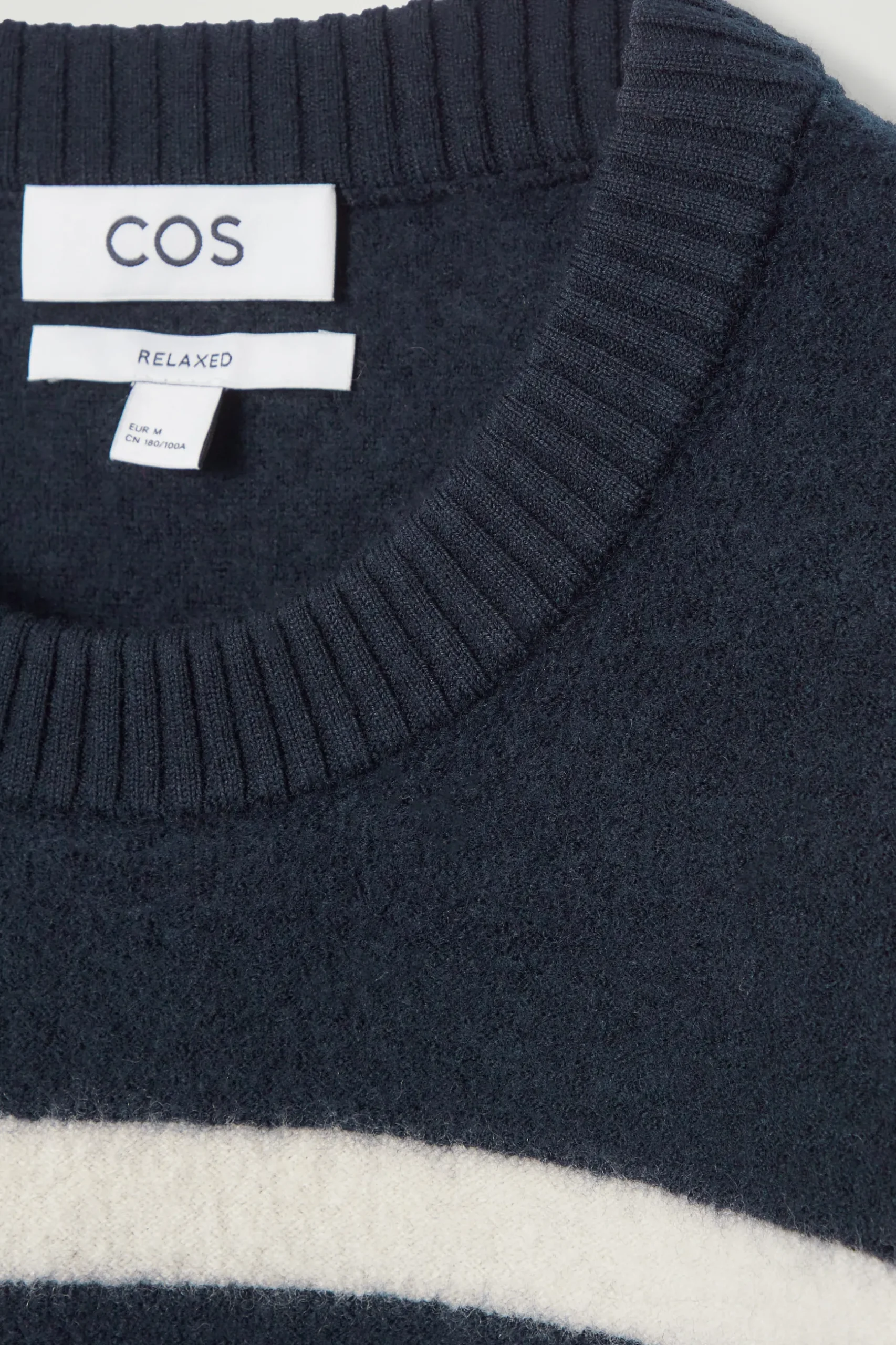 Hot COS SWETER Z GOTOWANEJ WEŁNY Z WYCIĘCIEM POD SZYJĄ