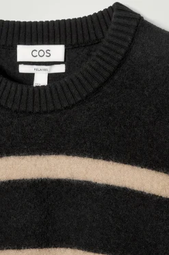 New COS SWETER Z GOTOWANEJ WEŁNY Z WYCIĘCIEM POD SZYJĄ