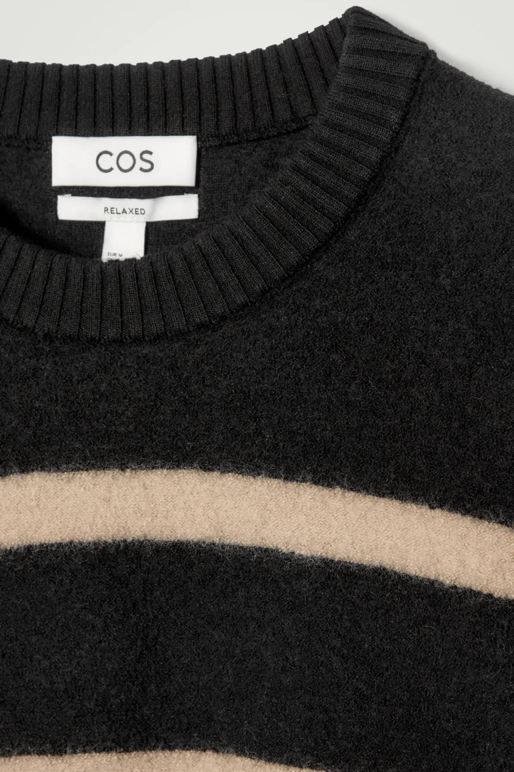 New COS SWETER Z GOTOWANEJ WEŁNY Z WYCIĘCIEM POD SZYJĄ