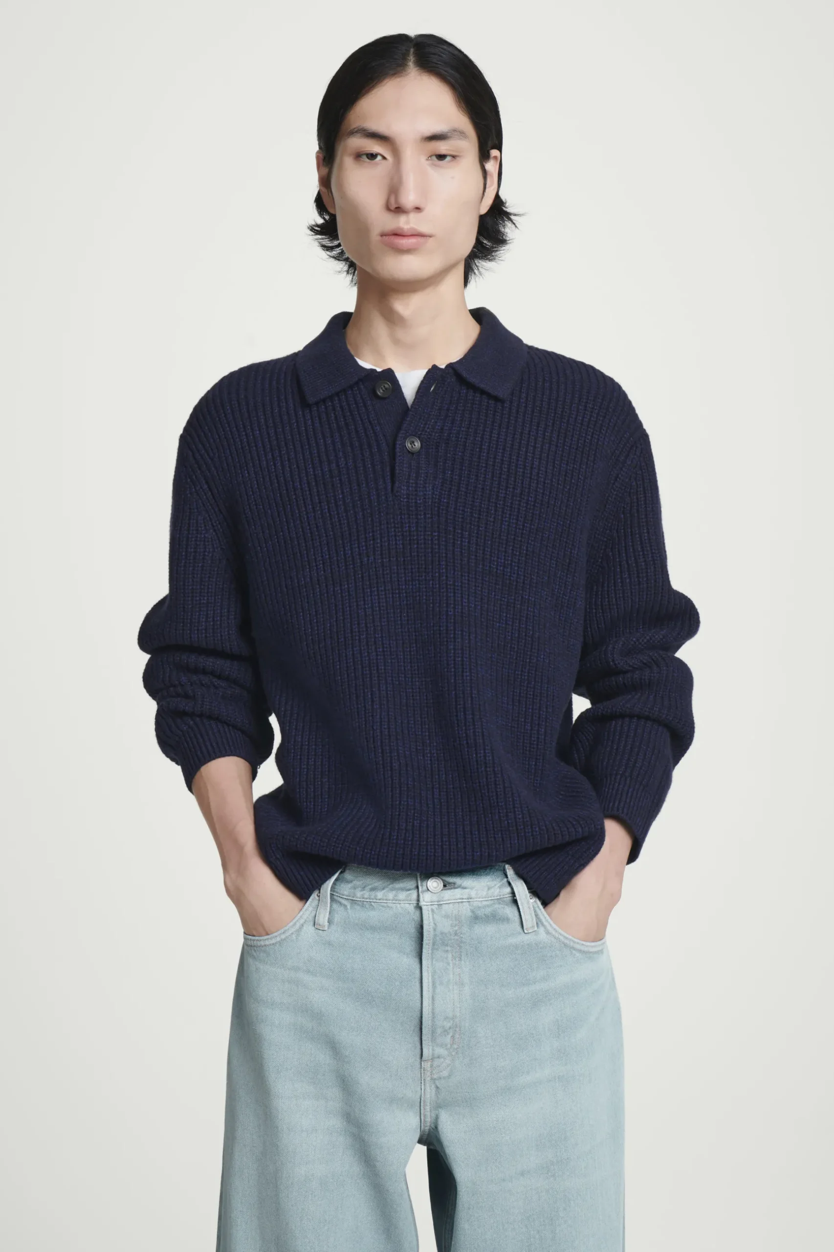 Best COS SWETER Z MIESZANKI ZE SKRĘCANEJ PRZĘDZY Z WEŁNĄ Granatowymelanż
