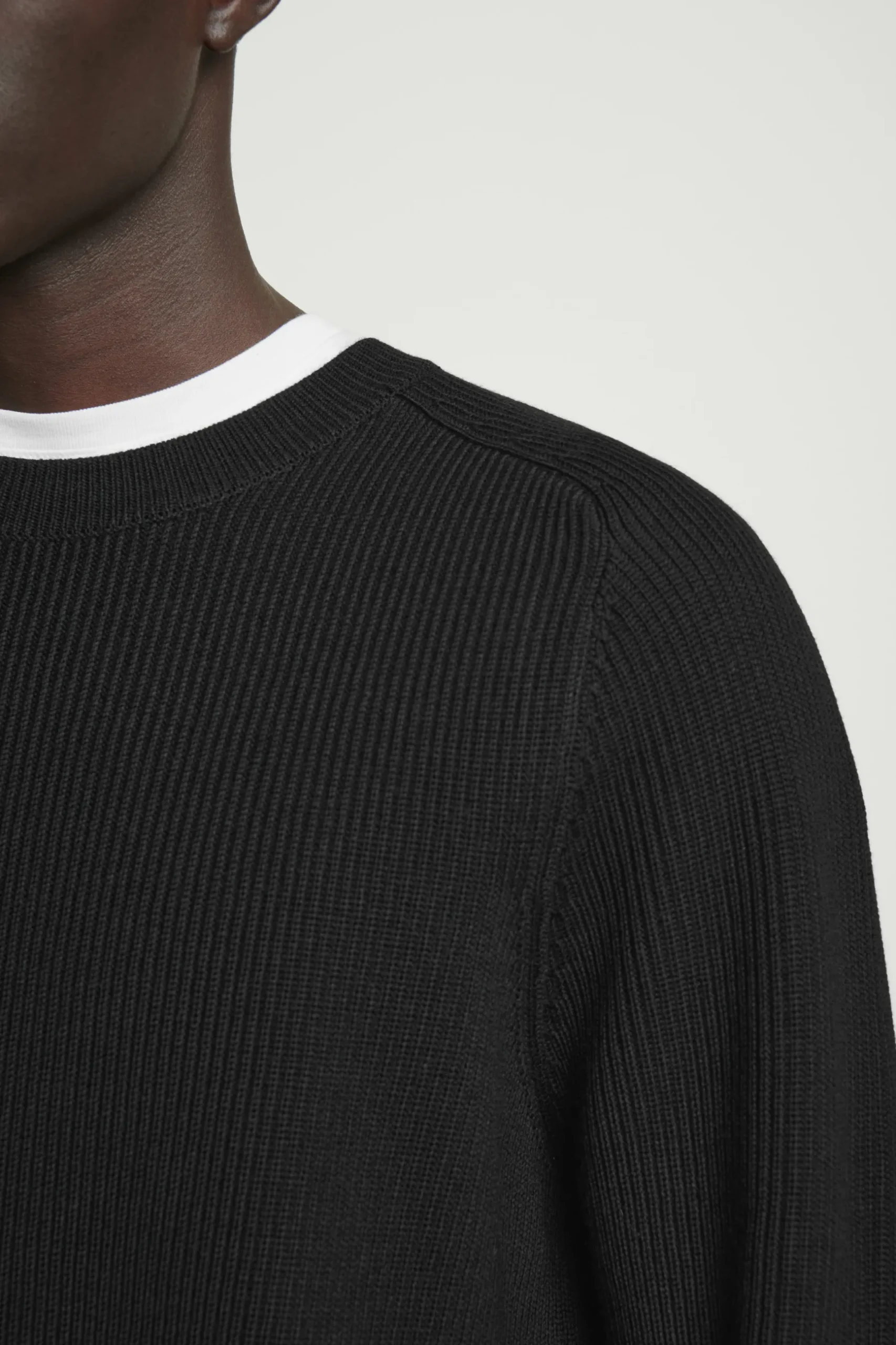Best COS SWETER Z PRĄŻKOWANEJ DZIANINY Z WEŁNĄ MERYNOSOWĄ Czarny