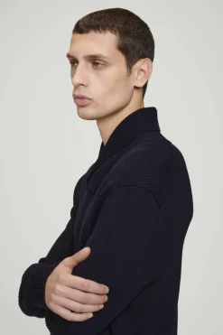 Clearance COS SWETER Z WEŁNĄ MERYNOSOWĄ Z SZALOWYM KOŁNIERZEM Granatowy