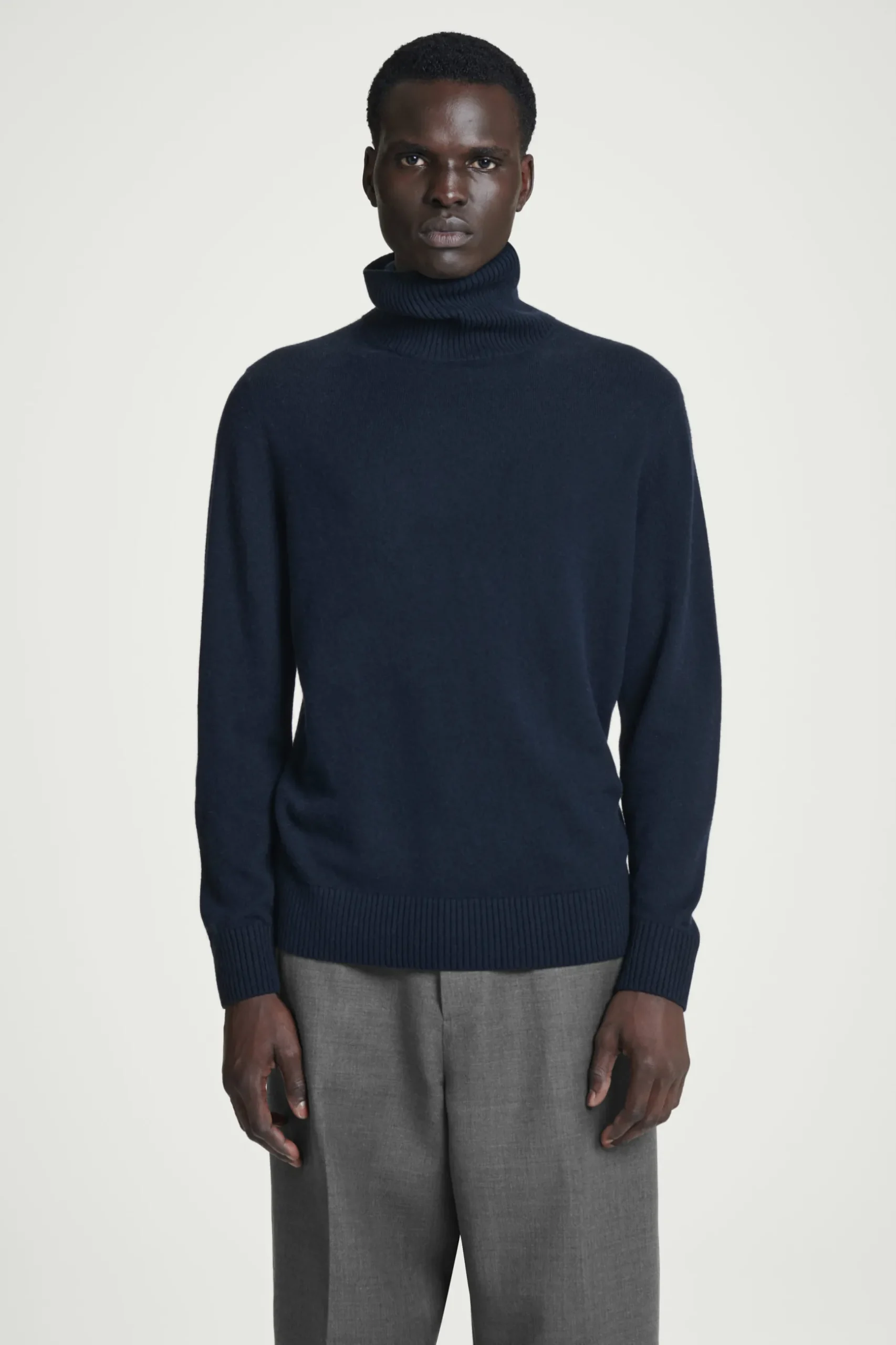 Clearance COS SWETER Z WEŁNY I KASZMIRU Z WYWIJANYM GOLFEM Granatowy