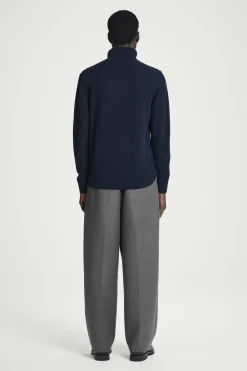 Clearance COS SWETER Z WEŁNY I KASZMIRU Z WYWIJANYM GOLFEM Granatowy