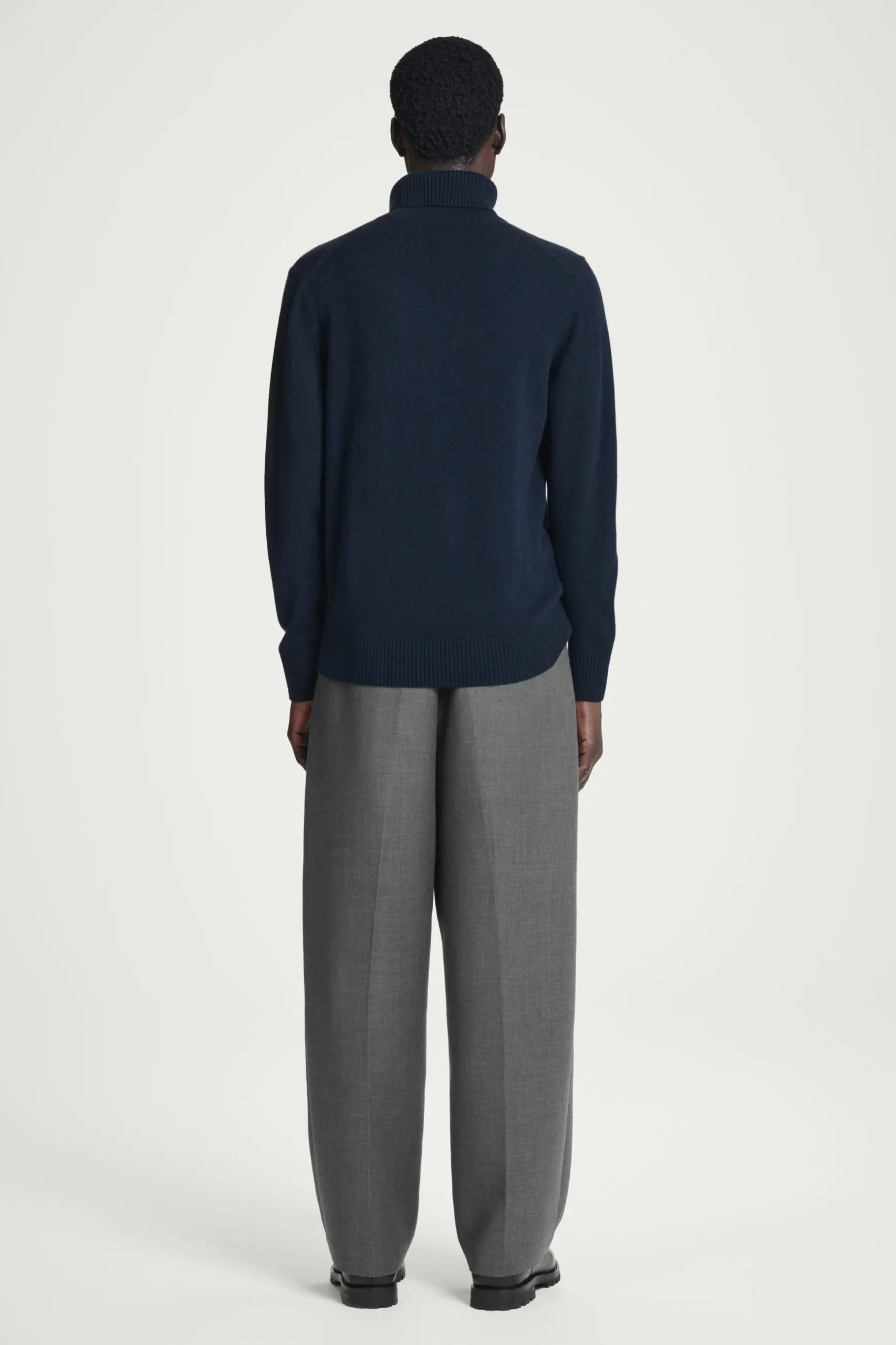 Clearance COS SWETER Z WEŁNY I KASZMIRU Z WYWIJANYM GOLFEM Granatowy