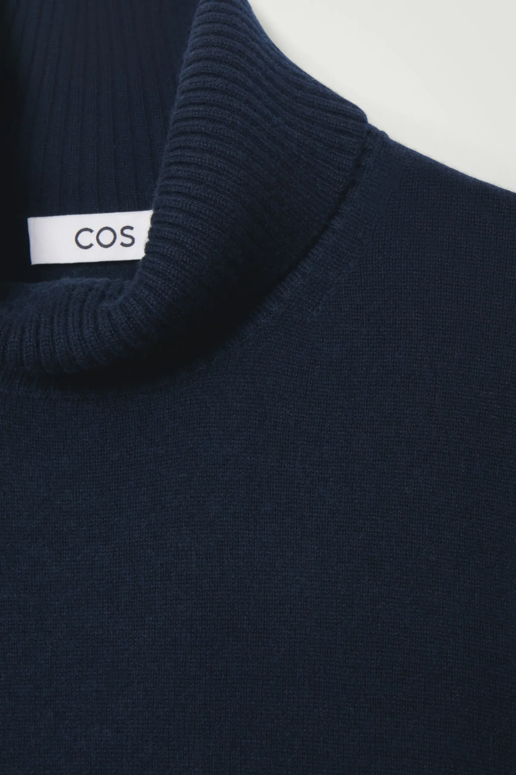 Clearance COS SWETER Z WEŁNY I KASZMIRU Z WYWIJANYM GOLFEM Granatowy