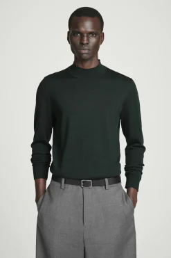 Outlet COS SWETER Z WEŁNY MERINO ZE STÓJKĄ – SLIM FIT Ciemnozielony