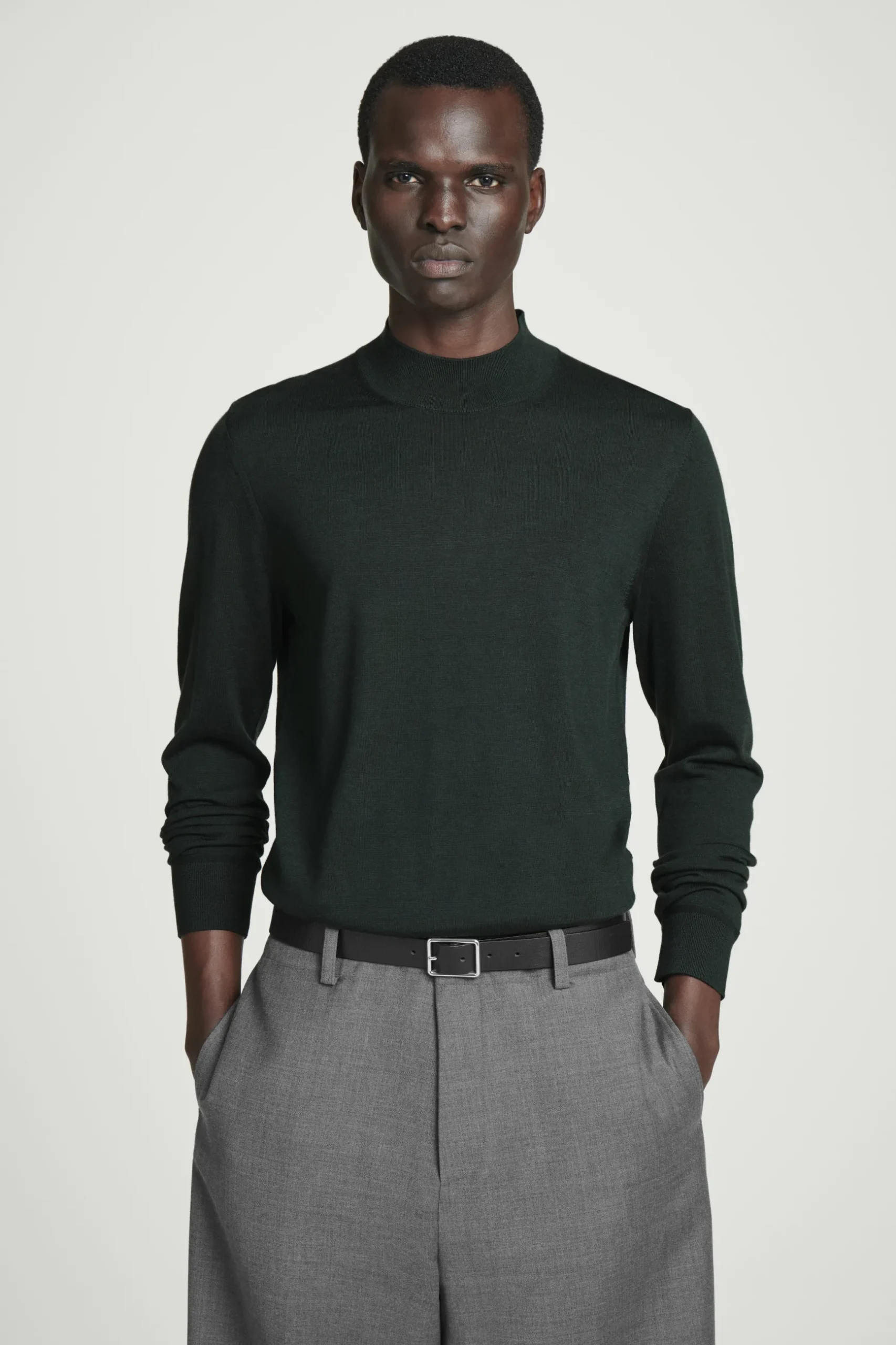 Outlet COS SWETER Z WEŁNY MERINO ZE STÓJKĄ – SLIM FIT Ciemnozielony
