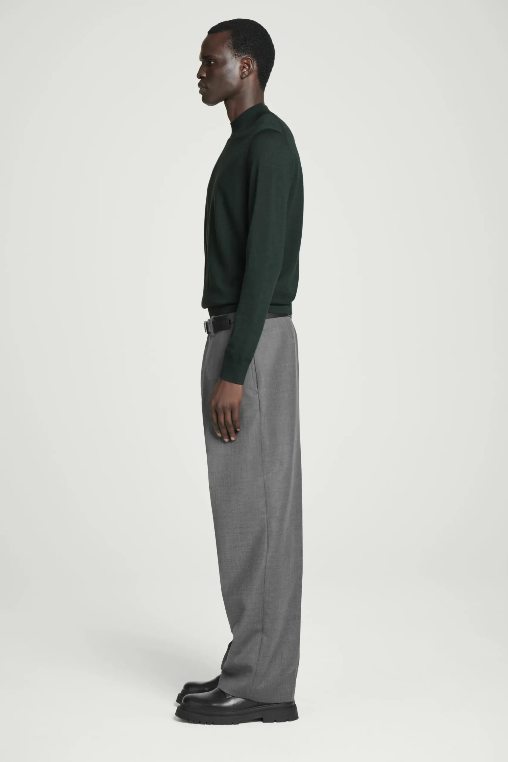 Outlet COS SWETER Z WEŁNY MERINO ZE STÓJKĄ – SLIM FIT Ciemnozielony